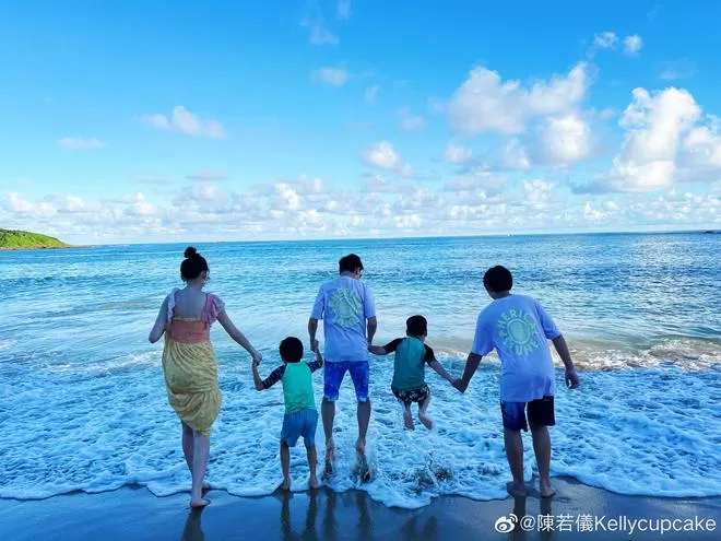 陈若仪晒与病床上的林志颖牵手照:终究会看见曙光