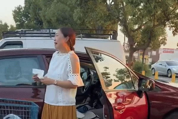 包竟这样被盗 华女气得崩溃跳脚大哭