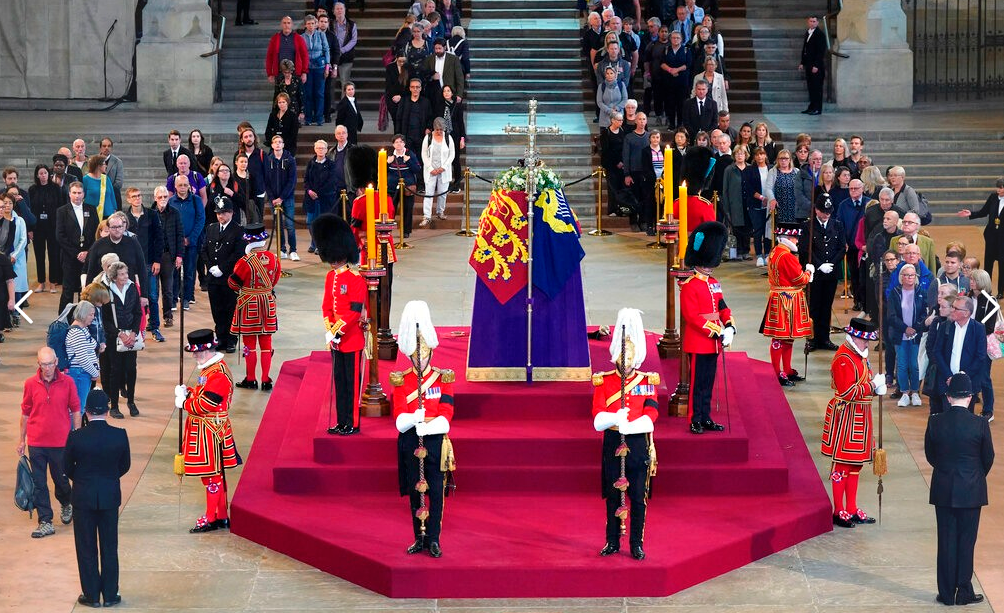 特鲁多携妻前往英国 出席女王国葬! 贝克汉姆等13小时哭成泪人! 伦敦水泄不通 昨日在英国伦敦市中心，成千上万悼念者排成蜿蜒长队。等十几个小时，只为看女王最后一眼。