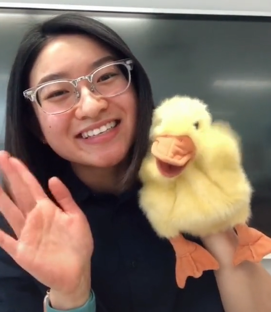 加拿大亚裔女教师爆红：上课吹拉弹唱！过年给学生发红包！