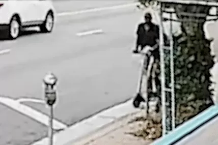 非裔男无端投掷灭火器 亚裔女惨被砸到脑震荡