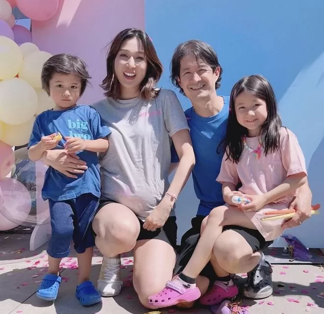 一家五口！钟嘉欣官宣三胎产女 亲吻女儿母爱满满