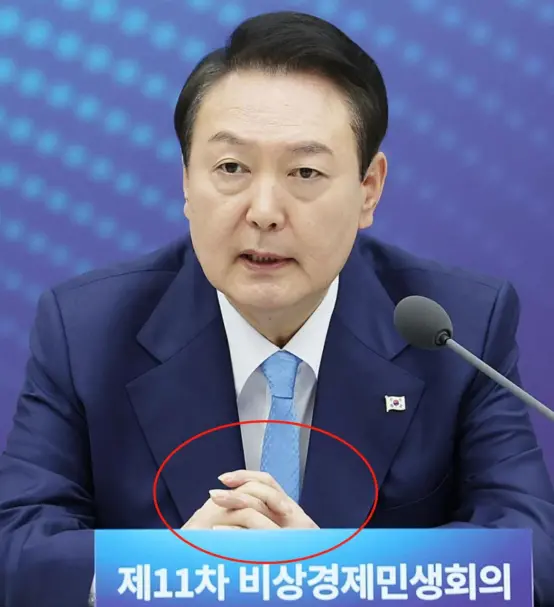 27日，有韩国媒体拍下包含尹锡悦手部特写的照片。 图自韩媒
