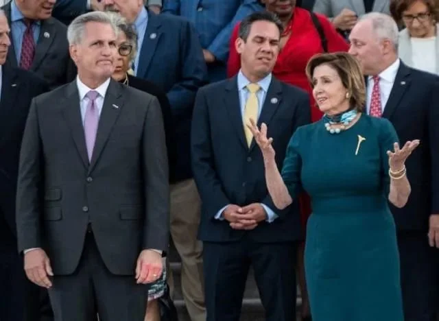 众议院民主党领袖南希·佩洛西（右二）与共和党领袖凯文·麦卡锡（左二）。图源：Yahoo News