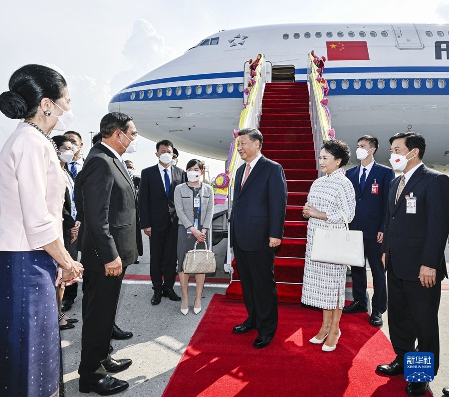 当地时间11月17日下午，国家主席习近平乘专机抵达泰国曼谷，出席亚太经合组织第二十九次领导人非正式会议并对泰国进行访问。这是习近平和夫人彭丽媛乘坐的专机抵达曼谷素万那普国际机场时，泰国总理巴育夫妇、副总理兼外长敦夫妇、文化部部长伊提蓬夫妇等热情迎接。新华社记者 殷博古 摄