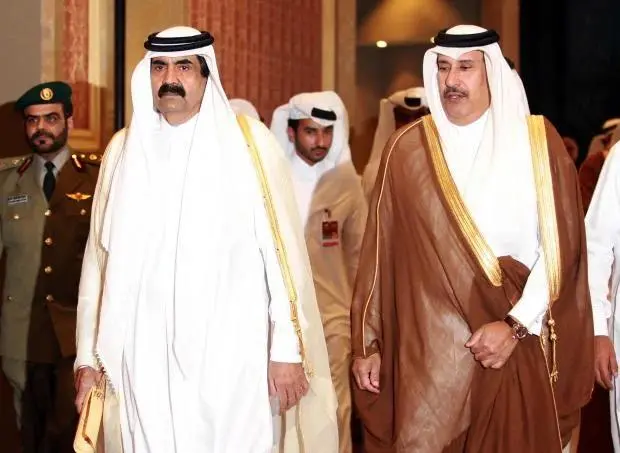 卡塔尔前埃米尔谢赫·哈马德·本·哈利法·阿勒萨尼（左）和贾西姆（右）出席多哈论坛开幕式 图源：法新社