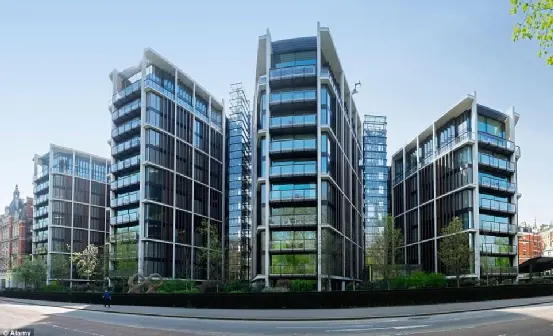 2008年，贾西姆在海德公园一号购买了三套公寓，其中包括豪华顶层公寓，价格估计为1.2亿英镑