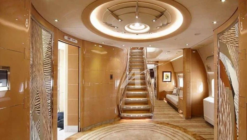 一架带有巨大内部楼梯和主卧室的波音 747-8i