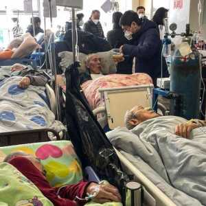 上海老人挤满医院走廊 为打点滴争抢 全市感染恐达7成