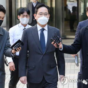 三星财阀18岁小公主比基尼照曝光 与精英男海滩约会