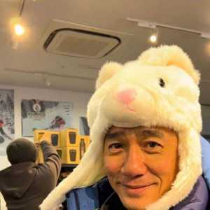 60岁梁朝伟戴动物帽 滑雪卖萌网赞超可爱