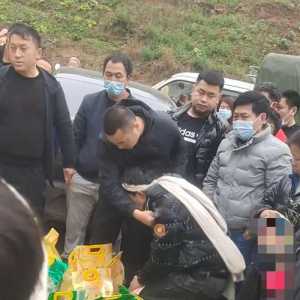 小伙爷爷和爸妈5天内相继离世 政府:将尽力帮这家人