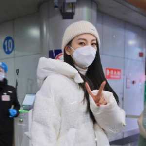 男子大闹航班 淡定白帽女盯压制全程…竟是女星张雨绮