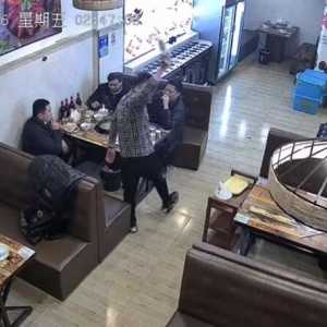 男子凌晨就餐因13岁女孩未及时倒水怒砸啤酒瓶
