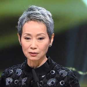 59岁“最美许仙”满头白发现身 众人惊讶这是她？