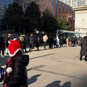 北京人大排长龙办护照 憋不住了出去透透气…