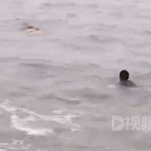 男子冲进汹涌海浪 10分钟救回溺水儿童 妻子发声