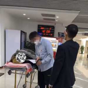 90多岁老人躺担架床上办卖房手续 天津政府回复