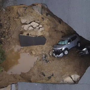 17人死! 加州进入紧急状态! 特大暴雨砸出天坑吞噬2车! 哈里梅根豪宅紧急疏散!