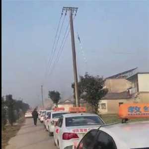 女学员嫁给驾校教练 20辆教练车组成婚车车队(图/视)