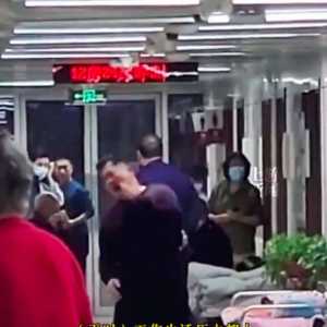 父亲放弃治疗 男子在病房崩溃狂扇自己 痛哭哀嚎