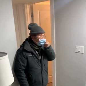 爱彼迎短租客弄乱房屋 亚裔房东赶人遭搧耳光