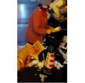 老人凌晨3点在外捡垃圾 好心店主赠与100元现金