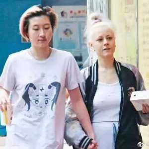 成龙女儿拒回家过年 与母闹翻：宁愿流浪吃冷面包