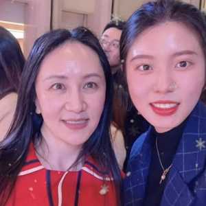 孟晚舟与美女网红合影 脸型瘦成锥子脸
