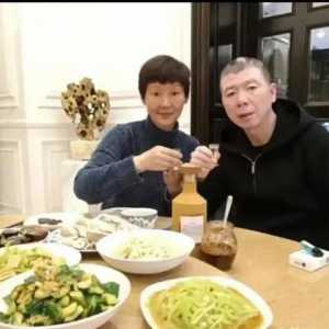 冯小刚夫妻吃素菜配小酒 徐帆模样真实