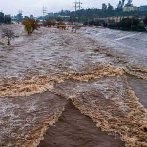 25万亿加仑雨水倾泻而下 加州多地现“吃人坑”