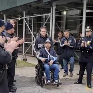 纽约华警遭16岁嫌枪击 带伤交火追捕 被搭档拖回车内送医