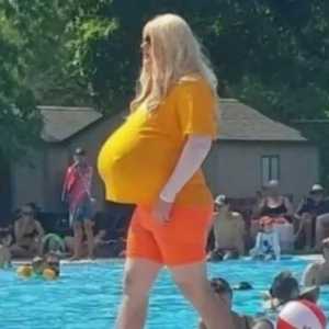 加拿大记者戴上巨型假乳 嘲笑有争议的变性老师