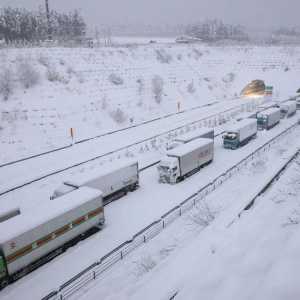 日本10年最大暴雪 逾300航班停飞、上千人困列车5小时