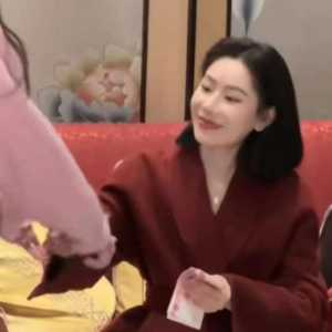 不婚主义小姨过年给孩子们发红包 因颜值走红