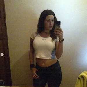 女网红沉迷整形 结果胸隆炸了 剩单侧巨乳 这画风