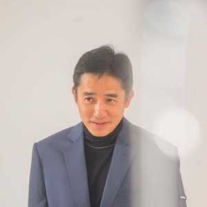 梁朝伟忙赚钱跌下神坛?细扒他和刘嘉玲的资产