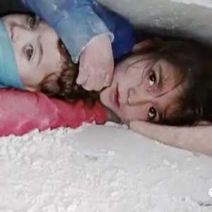 5岁女孩在地震中拼命护弟弟 腿被钢筋刺穿 还在呼救