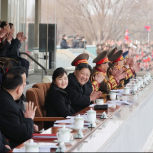 金正恩再携女儿出现在公共场合 什么信号