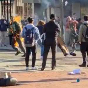 现场曝光! 美国名校男子当街自焚 烧成火人 发疯大喊: 别管我!