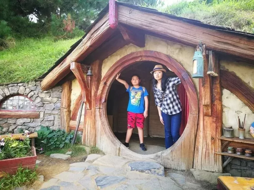 （儿子女儿在霍比特人电影摄影地---霍比屯）