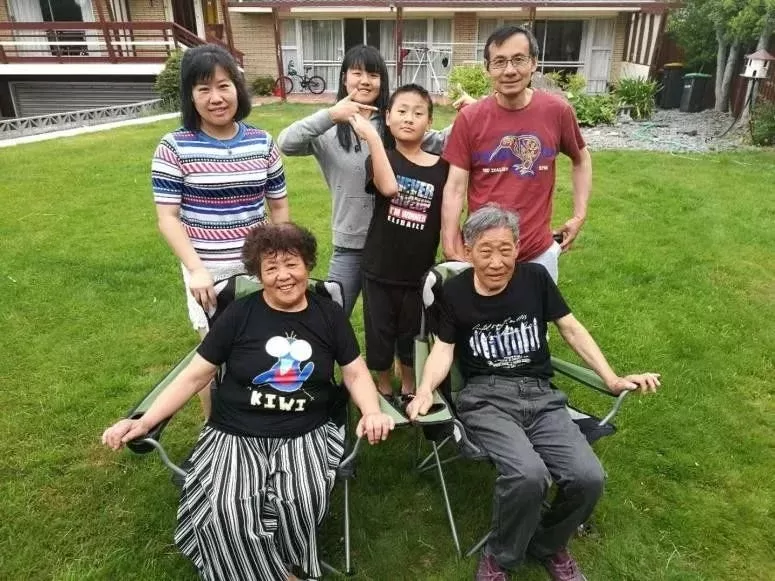 （2017年底岳父母来新西兰，在基督城自家合影）