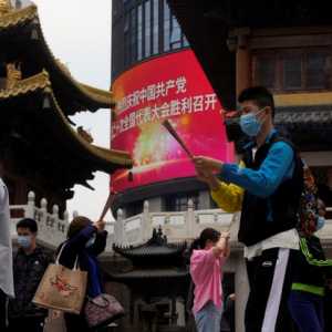 中国年轻人:在上班和上进之间 选择了“上香”