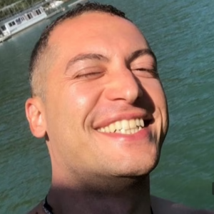 监控曝光! 千万富翁大亨豪宅区遭夺命 死前跪在血泊中! 凶手也是精英?