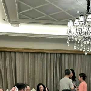 杨幂私密聚会被曝光 和男士喝酒脸发红 素颜漂亮