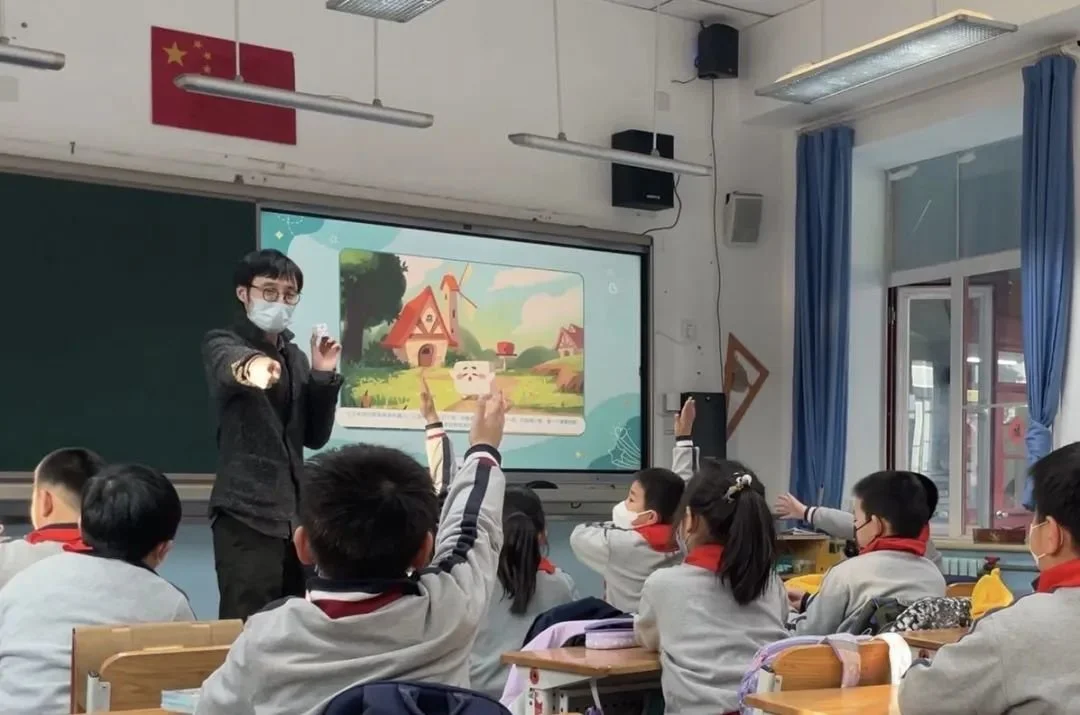 圆子爸爸在北京一所小学为孩子们上科学课