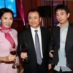 王思聪酒吧吞云吐雾 被十位美女围绕 紧搂新欢