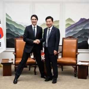 特鲁多叉开腿与韩国议长合照 讨好了韩国网友