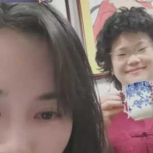 毕福剑女儿回国 直播间狂飙英文评论区沦陷
