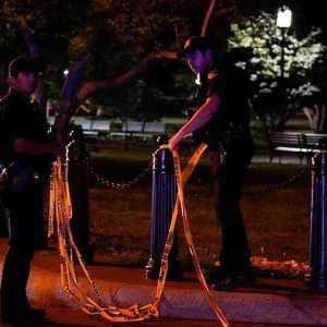 突发袭击! 男子开卡车撞白宫 手舞纳粹旗 高喊“杀拜登推翻政府”